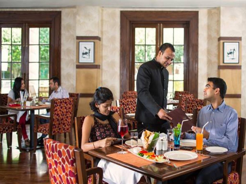 Dlf Club 5 Hotel Gurgaon Buitenkant foto
