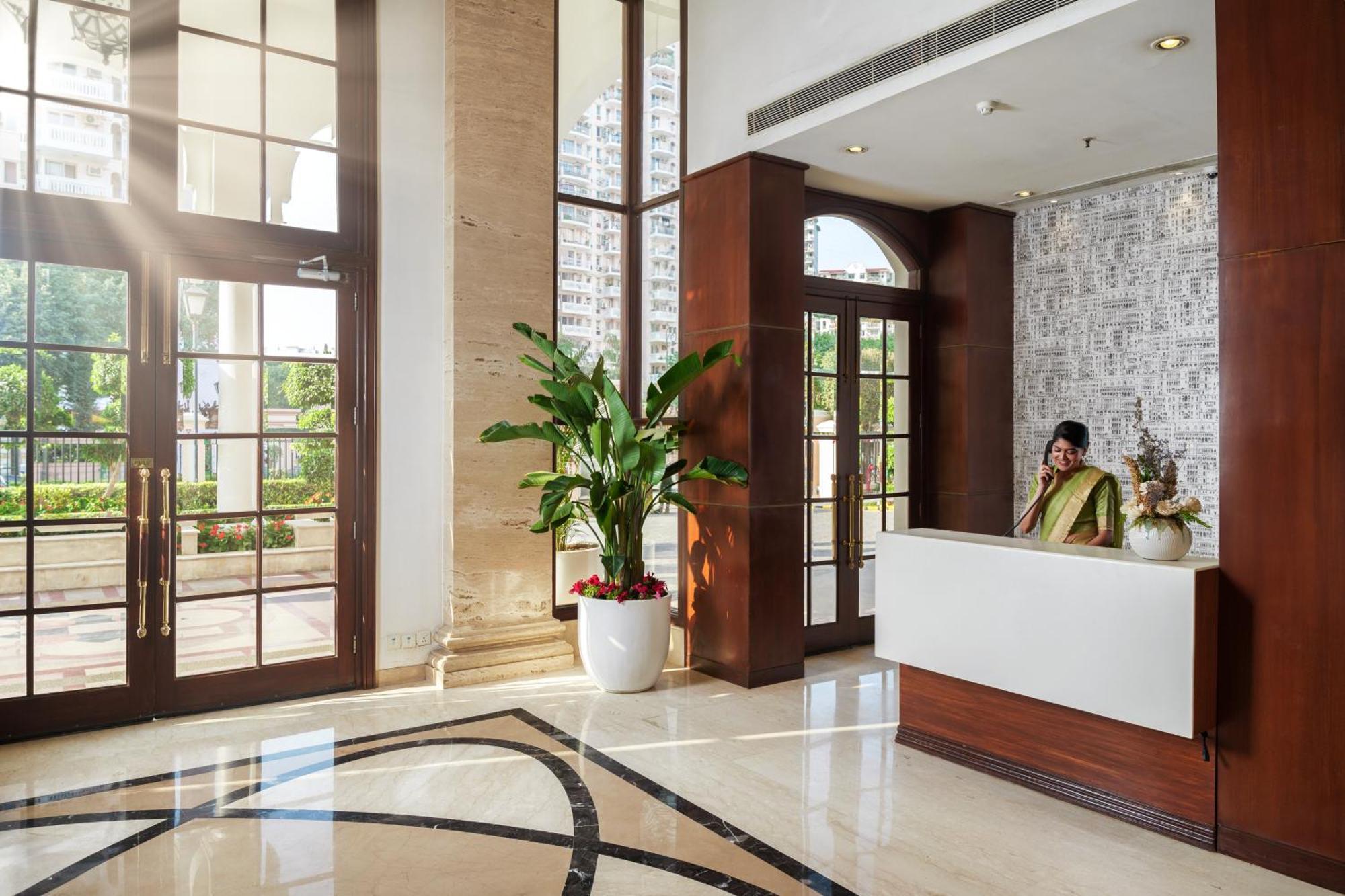 Dlf Club 5 Hotel Gurgaon Buitenkant foto