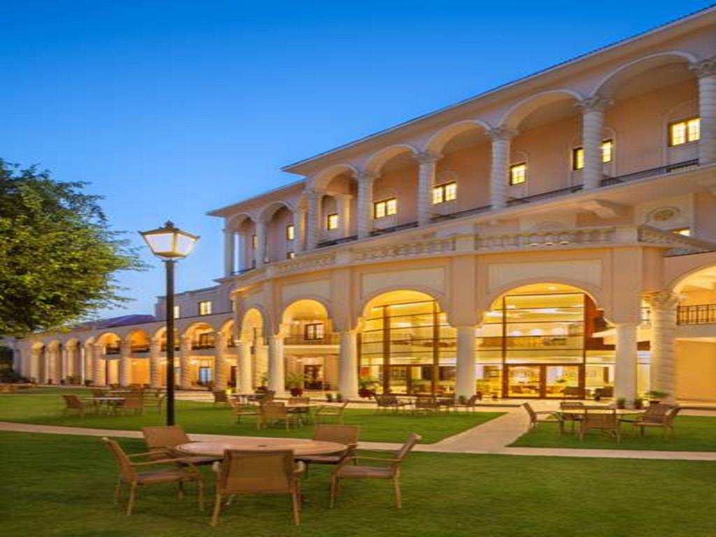 Dlf Club 5 Hotel Gurgaon Buitenkant foto