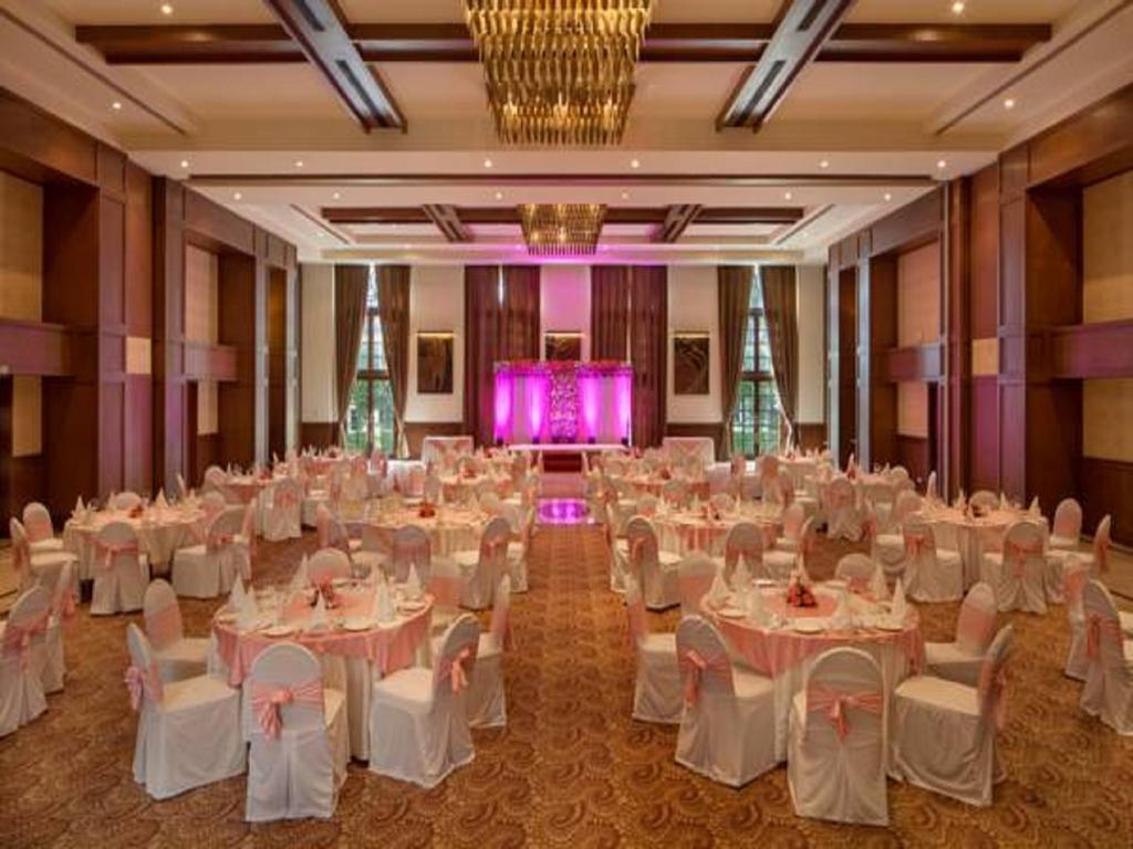 Dlf Club 5 Hotel Gurgaon Buitenkant foto