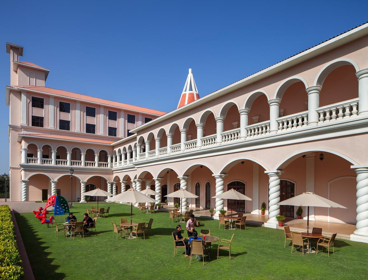Dlf Club 5 Hotel Gurgaon Buitenkant foto