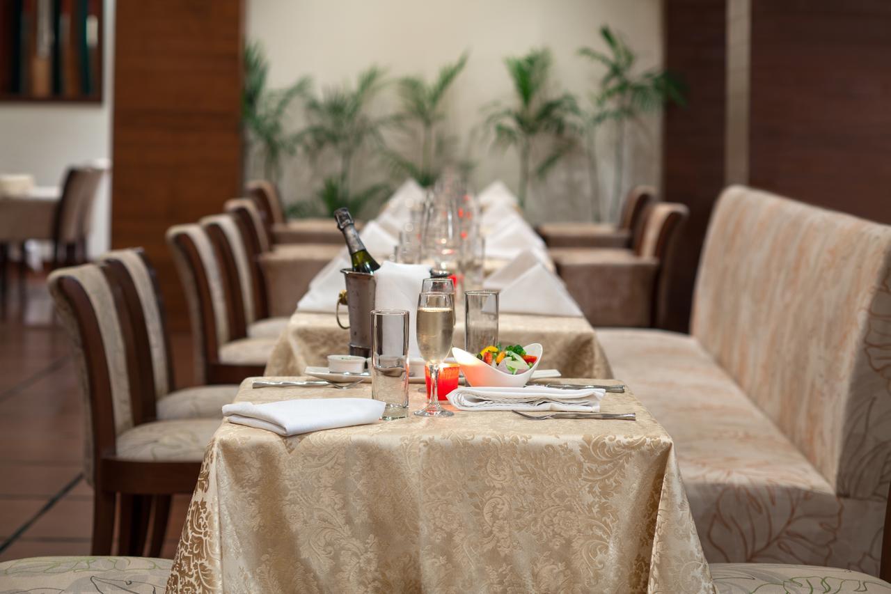 Dlf Club 5 Hotel Gurgaon Buitenkant foto