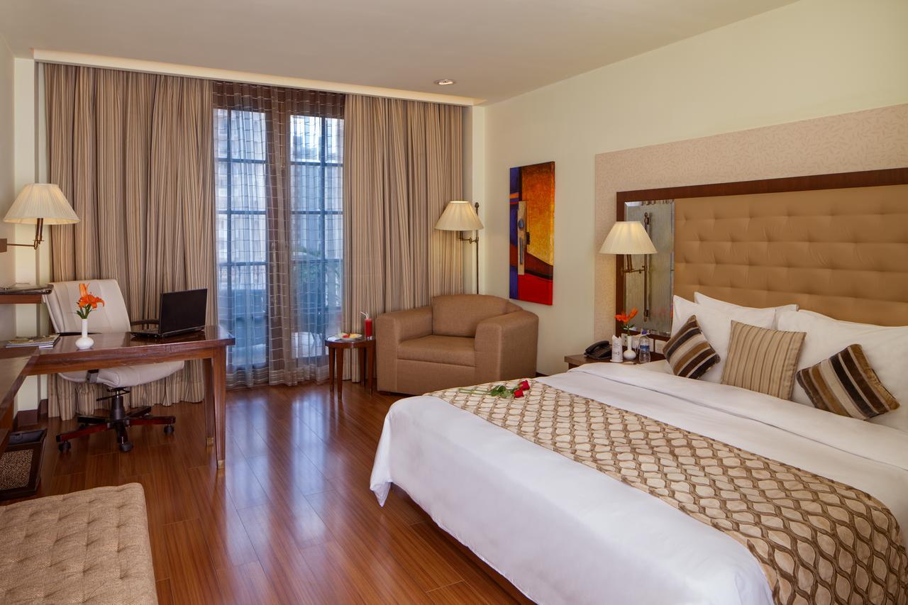 Dlf Club 5 Hotel Gurgaon Buitenkant foto
